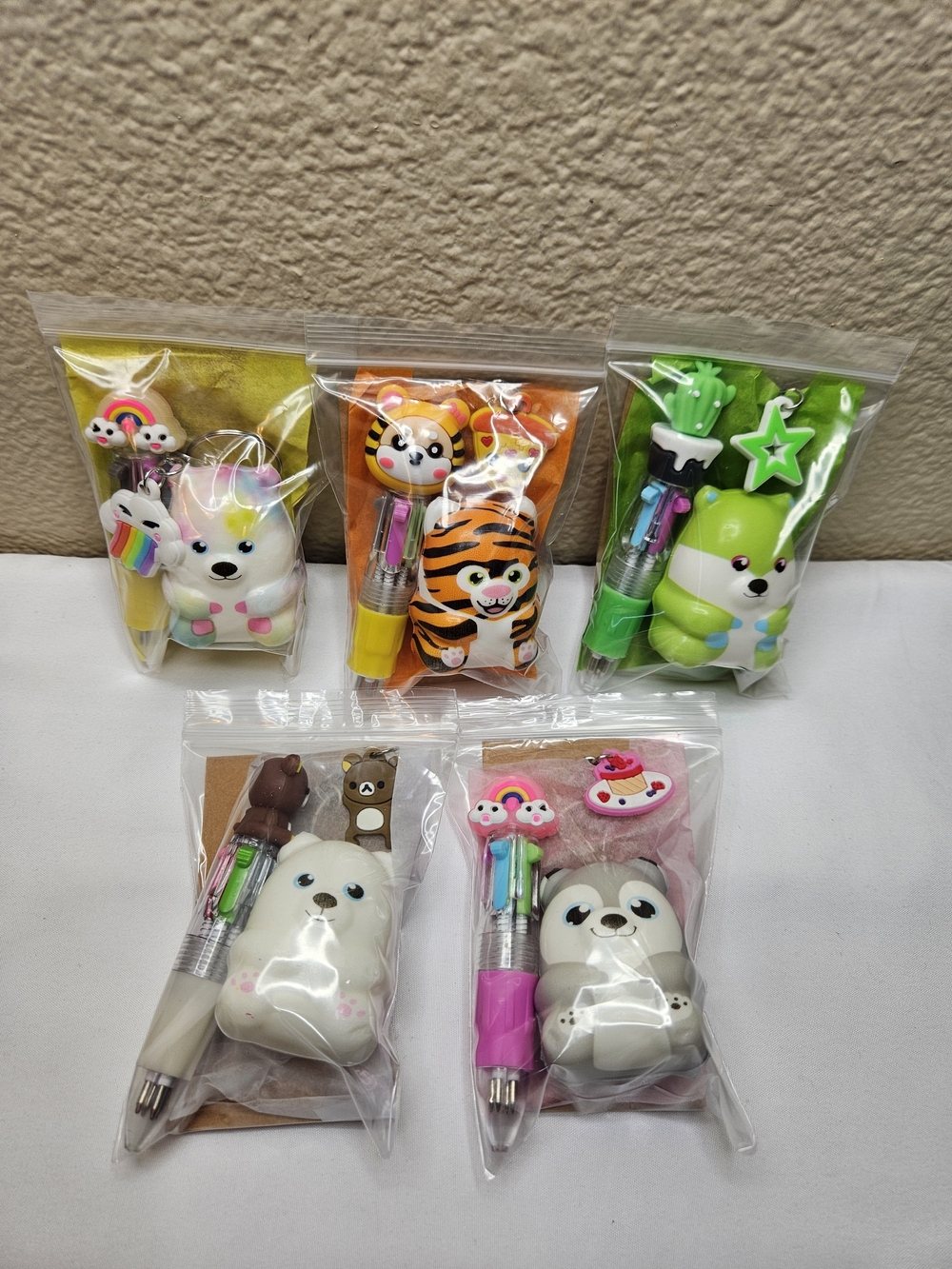 Set of 4 Bags | Squishy, 4-Color Pen, Keychain & Thank You Card NEW | Favor Bags - Picture 5 of 7
